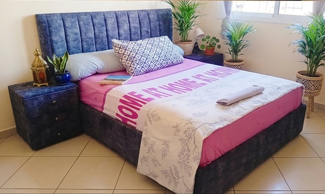 Balcon ou détail de séjour dans Affordable Minimalist Apartment.